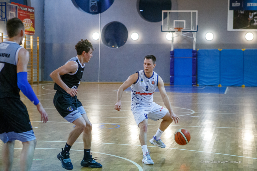 Mecz koszykówki w hali Miejskiego Domu Sportu w Tarnowie-Mościcach